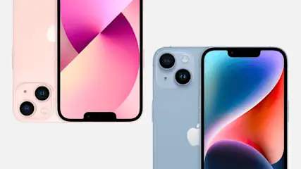 Twee iPhones; een roze met twee camera's en een blauwe met twee camera's, beide met een scherm met kleurrijk ontwerp.