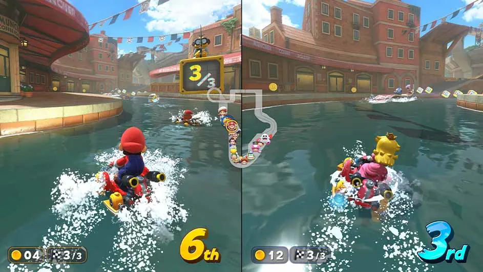 Mario Kart-race op een waterbaan met gebouwen. Mario is zesde, Peach is derde.