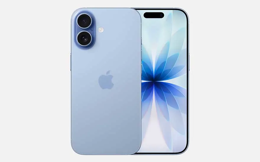 Een lichtblauwe iPhone 17 wordt van voor en achter getoond; het scherm toont een bloemmotief in blauwe tinten en straalt elegantie uit.