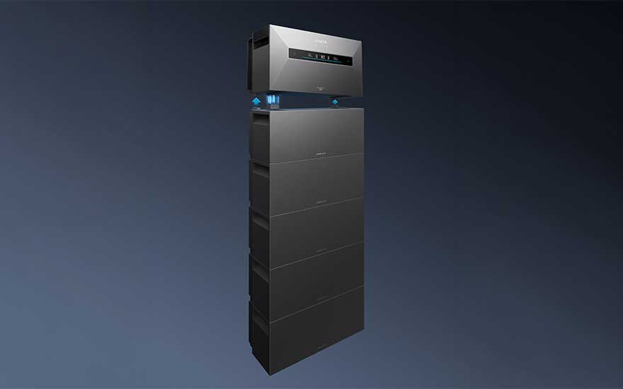 Modulair thuisbatterijsysteem in donkergrijs met zilverkleurige omvormer bovenop, blauwe LED-verlichting, op blauwe achtergrond.