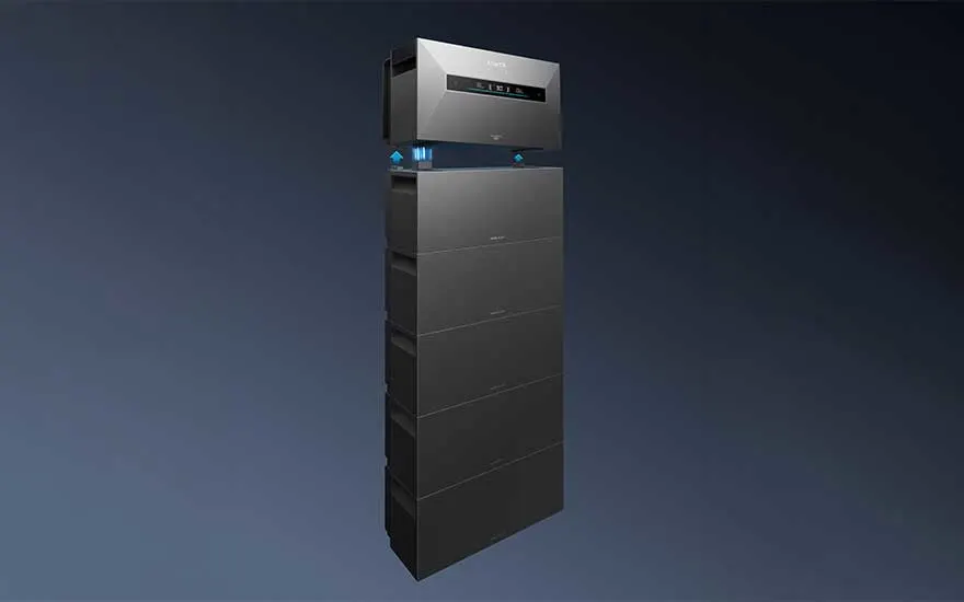 Modulair thuisbatterijsysteem in donkergrijs met zilverkleurige omvormer bovenop, blauwe LED-verlichting, op blauwe achtergrond.