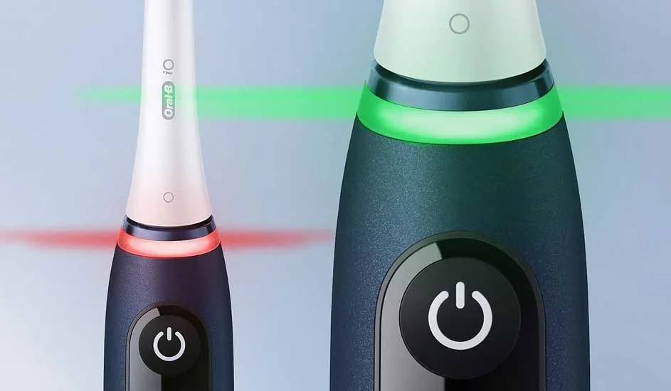 Twee elektrische tandenborstels van het merk Oral-B met lichtgevende ringen, één rood en één groen, en een duidelijke aan/uit-knop.