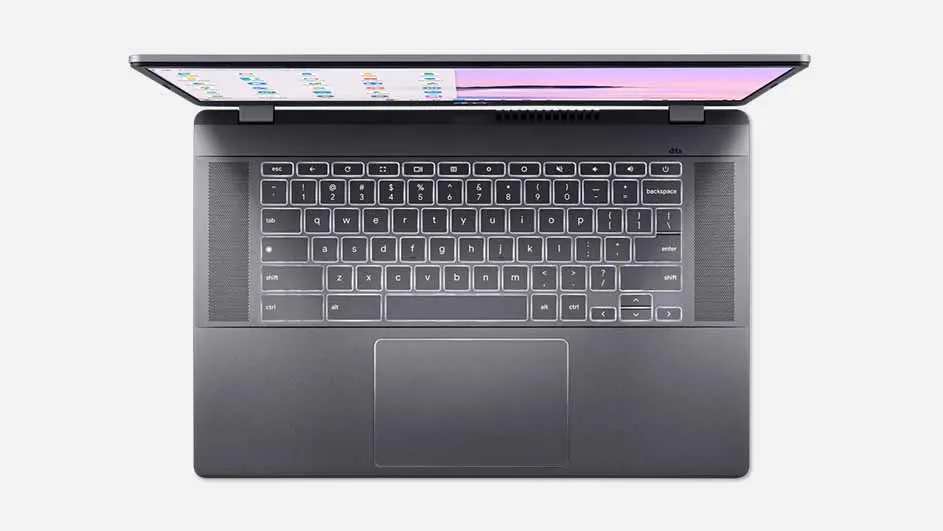 Een grijze laptop staat open op een witte achtergrond, met zichtbaar toetsenbord en een deel van het scherm.