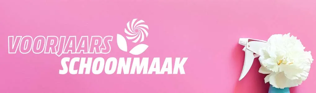 Roze achtergrond met de tekst "Voorjaars Schoonmaak" in witte letters. Rechts staat een witte bloem bevestigd aan een blauwe spuitfles.