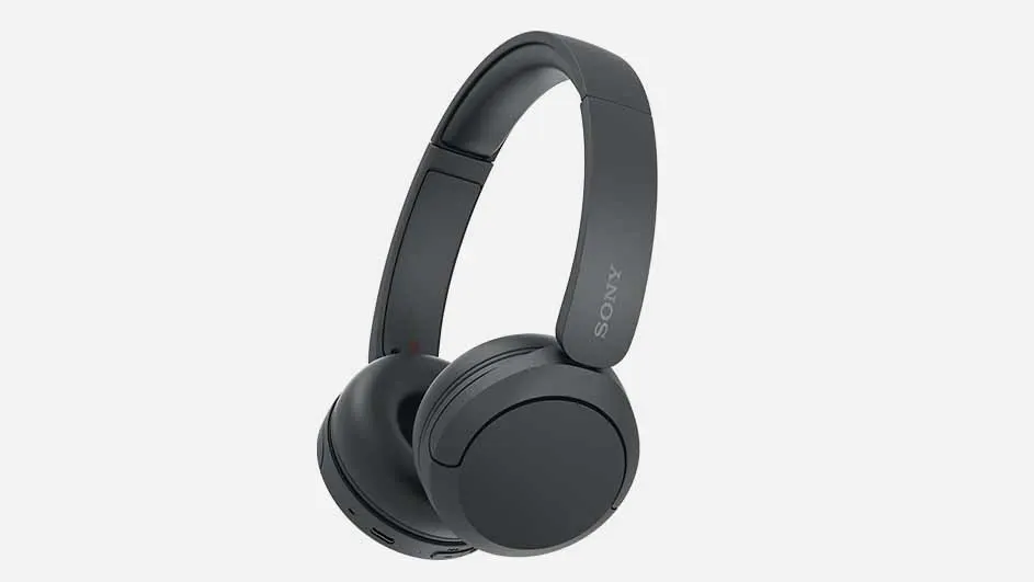 Zwarte Sony hoofdtelefoon met ronde oorschelpen en verstelbare hoofdband tegen een witte achtergrond.