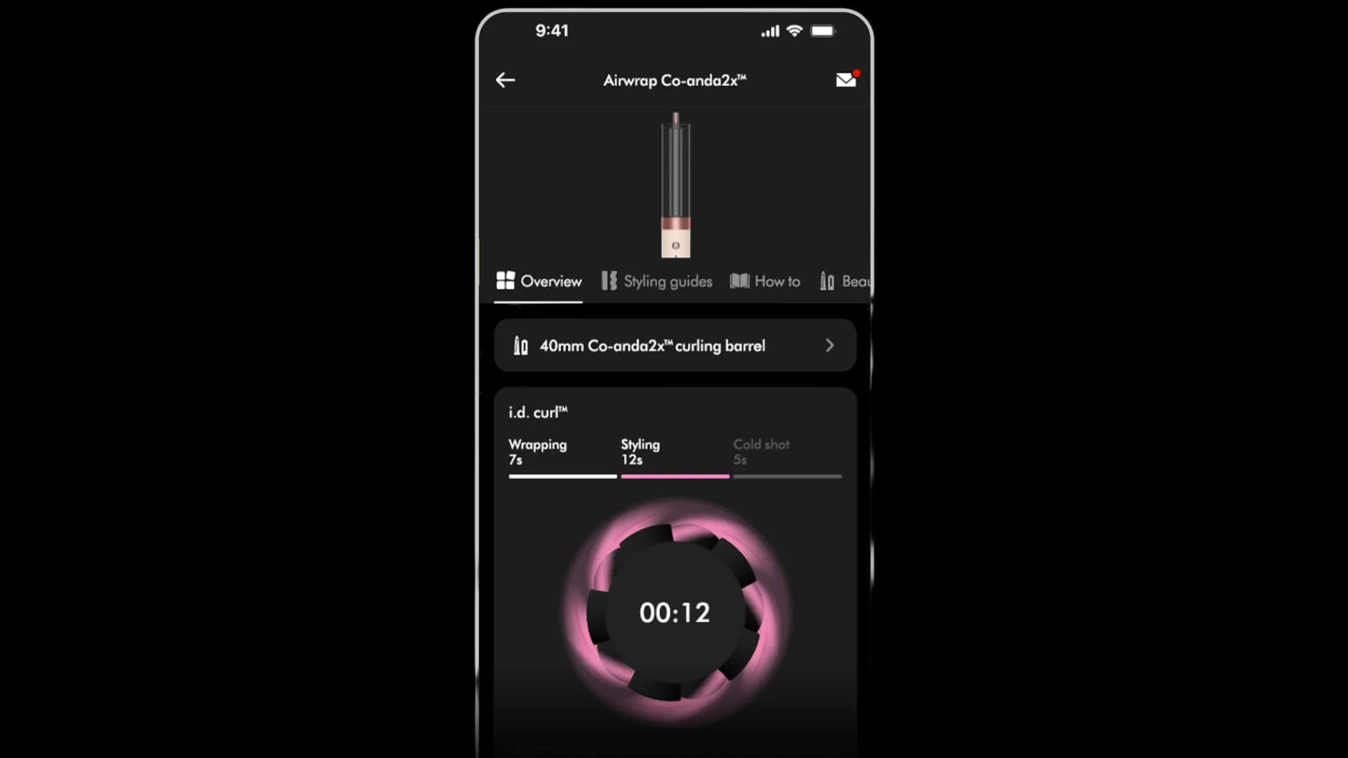 Smartphone met een app-scherm die de status en tijd van een krulstyling toont.