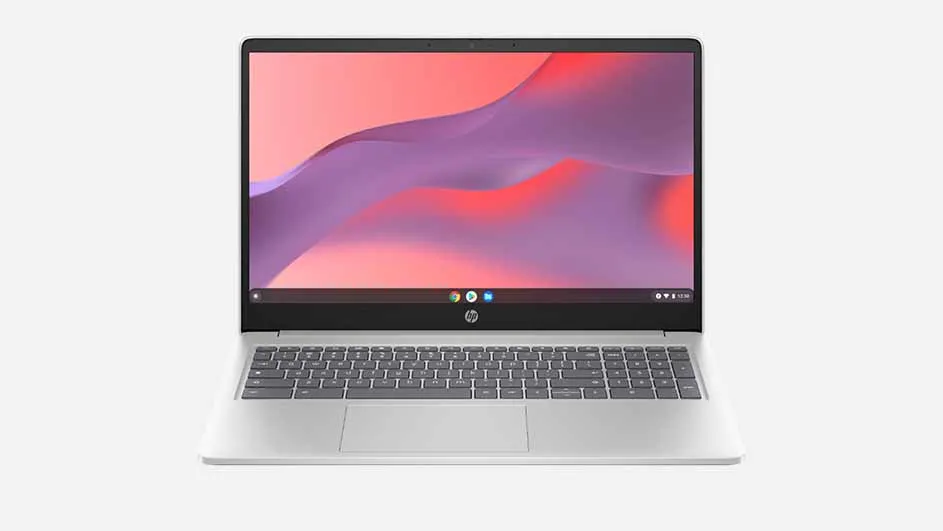 Een opengeklapte, zilverkleurige laptop staat tegen een witte achtergrond. Het scherm toont een abstracte achtergrond in roze en paarse tinten.