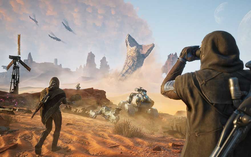 Een sci-fi spelscène in een woestijnlandschap met twee figuren die een enorme rotsformatie observeren. Vliegende wezens, vreemde planeten aan de hemel en een windmolen creëren een buitenaardse sfeer.