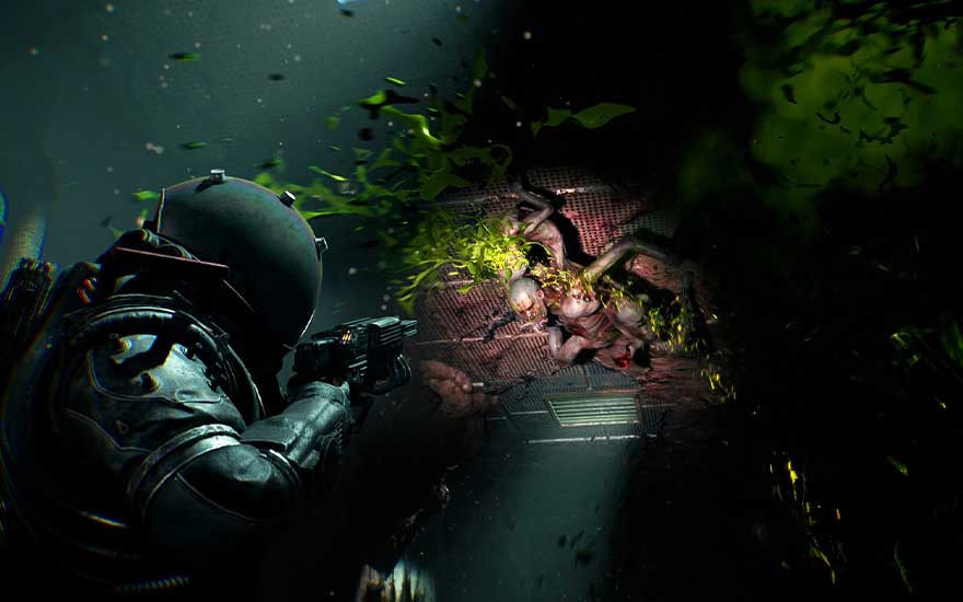 Een bewapende ruimtevaarder schiet op een griezelig monster in een donkere, sci-fi omgeving.