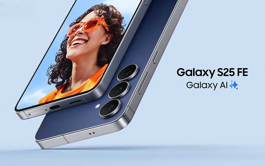 Smartphone toont vrouw met zonnebril, Galaxy AI functies gemarkeerd op blauwe achtergrond.