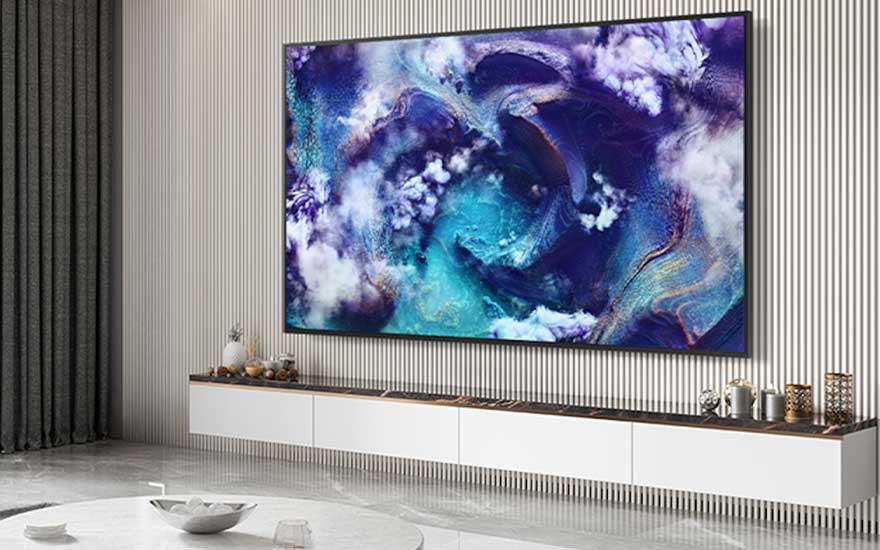 Moderne woonkamer met grote flatscreen TV die abstract kunstwerk toont, wit mediameubel en elegante grijze gordijnen.