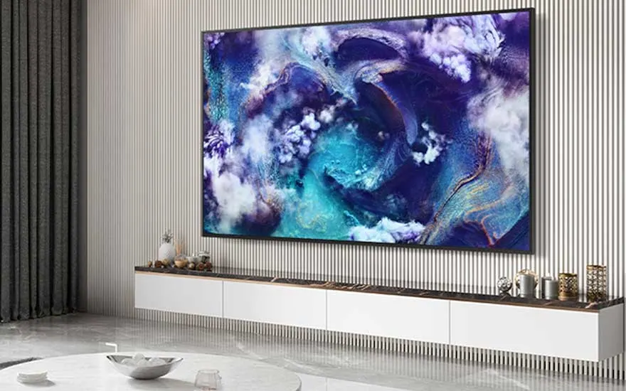 Moderne woonkamer met grote flatscreen TV die abstract kunstwerk toont, wit mediameubel en elegante grijze gordijnen.
