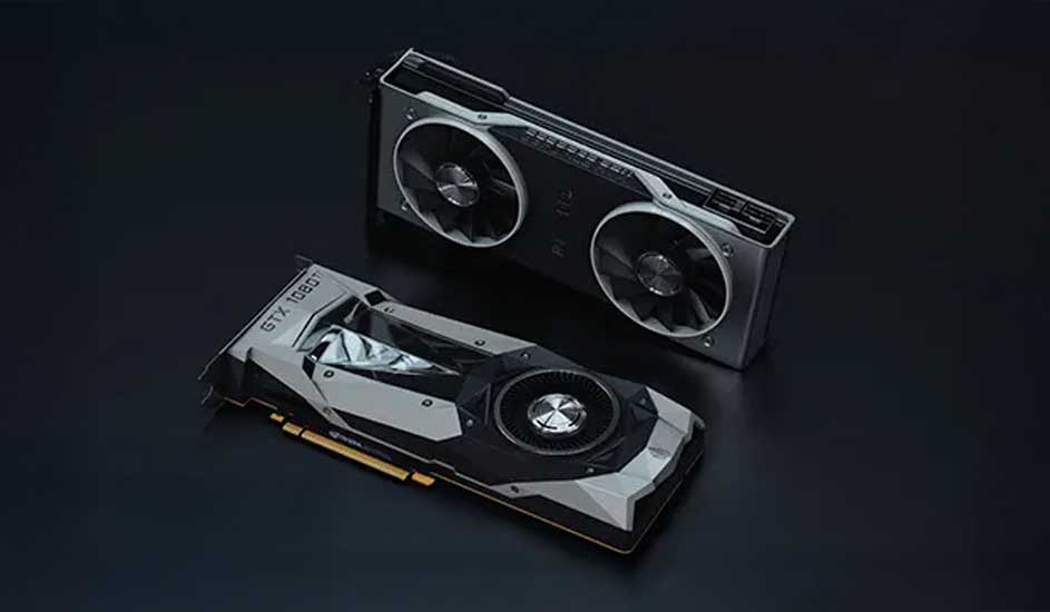 Twee grafische kaarten liggen op een zwarte ondergrond. De voorste kaart is zwart en zilverkleurig, met een enkele ventilator.