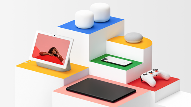 Diverse Google-producten op kleurrijke platformen: tablet, telefoon, gamecontroller, speakers en Google Nest-apparaten.
