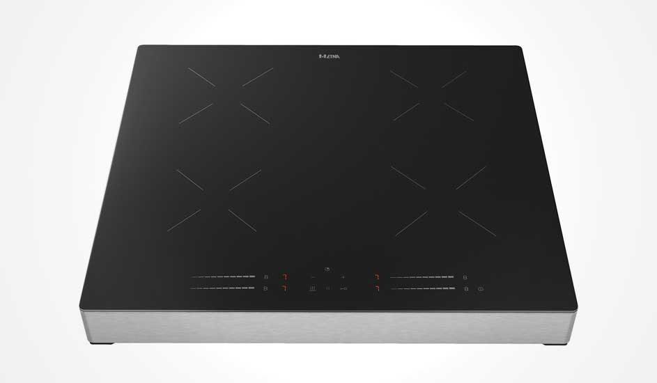 Een vrijstaande zwarte inductiekookplaat met vier gemarkeerde kookzones en touchbediening, op een rvs basis tegen een egale witte achtergrond.