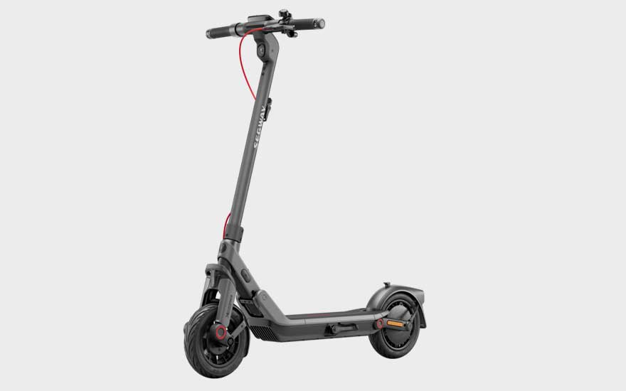 Grijze elektrische step met rode kabeldetails, robuust frame, brede wielen en een sportieve, stedelijke uitstraling.