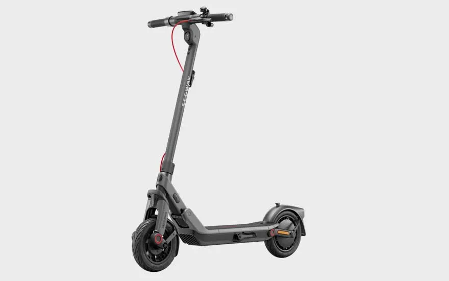 Grijze elektrische step met rode kabeldetails, robuust frame, brede wielen en een sportieve, stedelijke uitstraling.