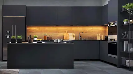 Moderne keuken met donkere kasten, een eiland, een koelkast, een spoelbak, een oven en een open kast met decoratie.