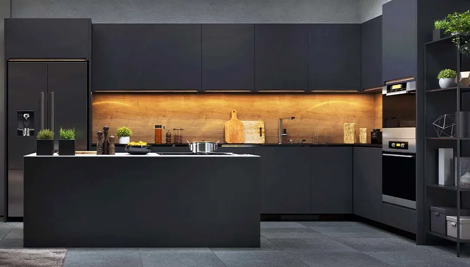 Moderne keuken met donkere kasten, een eiland, een koelkast, een spoelbak, een oven en een open kast met decoratie.