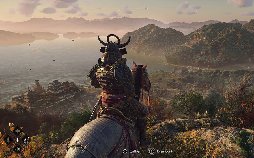 Een samoerai krijger in traditionele hoornhelm zit te paard en overziet een mistig Japans berglandschap bij zonsondergang. 