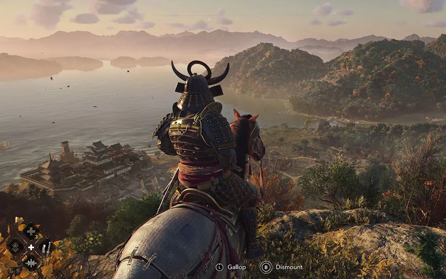 Een samoerai krijger in traditionele hoornhelm zit te paard en overziet een mistig Japans berglandschap bij zonsondergang.