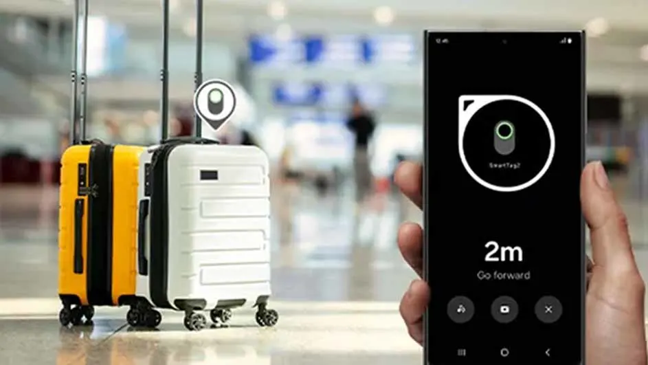 Gele, witte koffers met een locatie-icoon en een hand met een telefoon die een app toont op een wazige achtergrond.