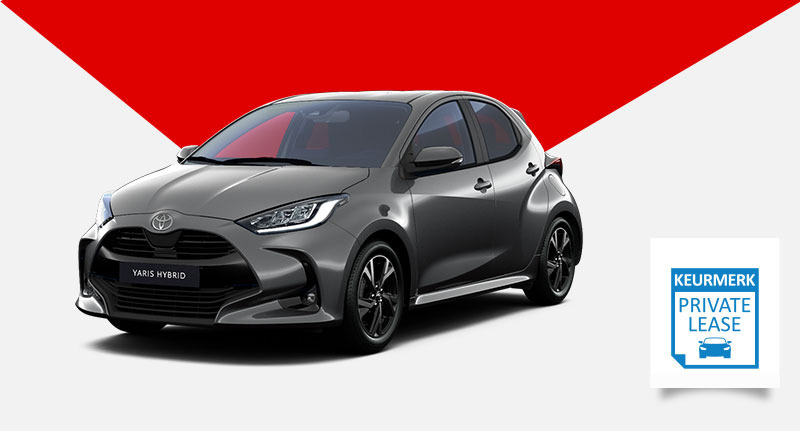 Grijze Toyota Yaris Hybrid staat op een witte achtergrond met een rode driehoek en een blauw keurmerklogo.