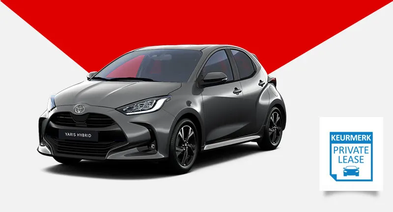 Grijze Toyota Yaris Hybrid staat op een witte achtergrond met een rode driehoek en een blauw keurmerklogo.