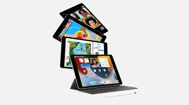 Vier zwarte tablets gestapeld op een witte achtergrond, met diverse schermen en een toetsenbord en stylus op de onderste tablet.