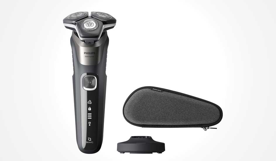 Een Philips elektrische scheerapparaat met drie scheerkoppen, een grijze opbergetui en een zwarte laadstation op een witte achtergrond.