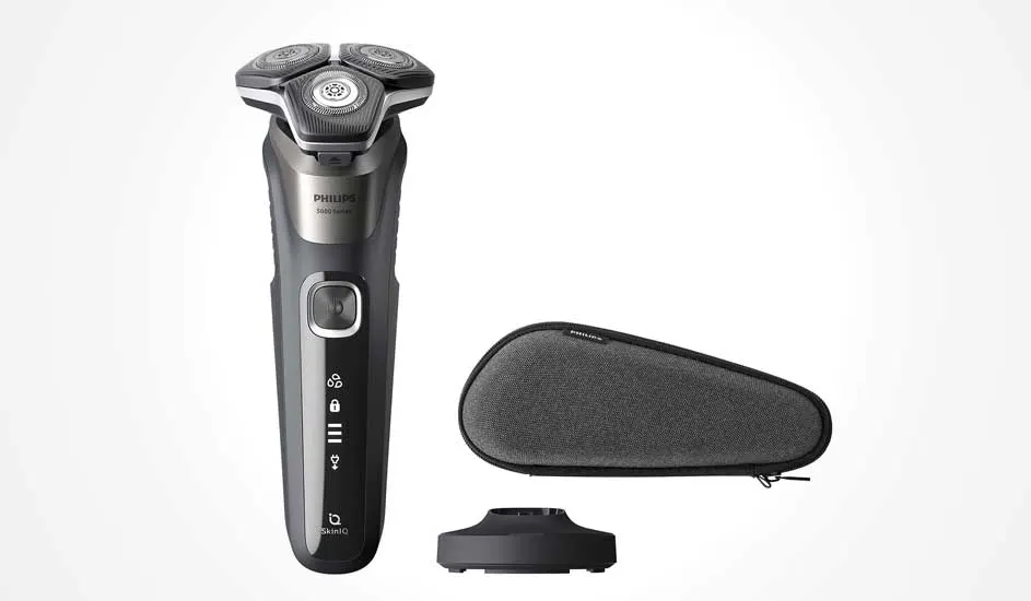 Een Philips elektrische scheerapparaat met drie scheerkoppen, een grijze opbergetui en een zwarte laadstation op een witte achtergrond.