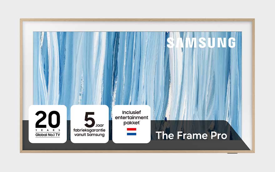 Een Samsung The Frame Pro toont een zacht blauw kunstwerk, met houten lijst en promotieteksten over garantie en pakket.