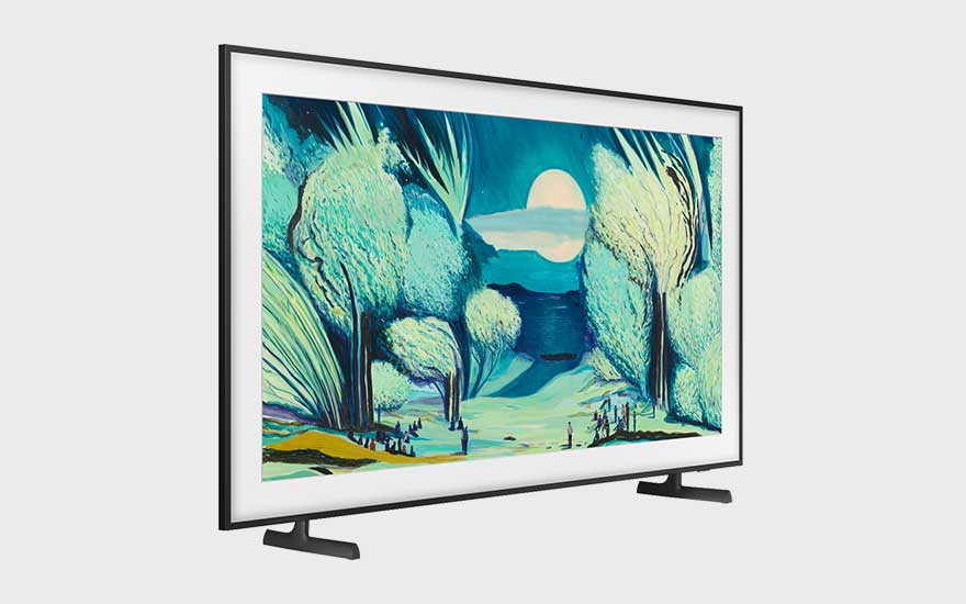 Samsung tv op een standaard, lijkt op een schilderij met kunstafbeelding. Het kader is strak wit, perfect passend in een modern interieur.