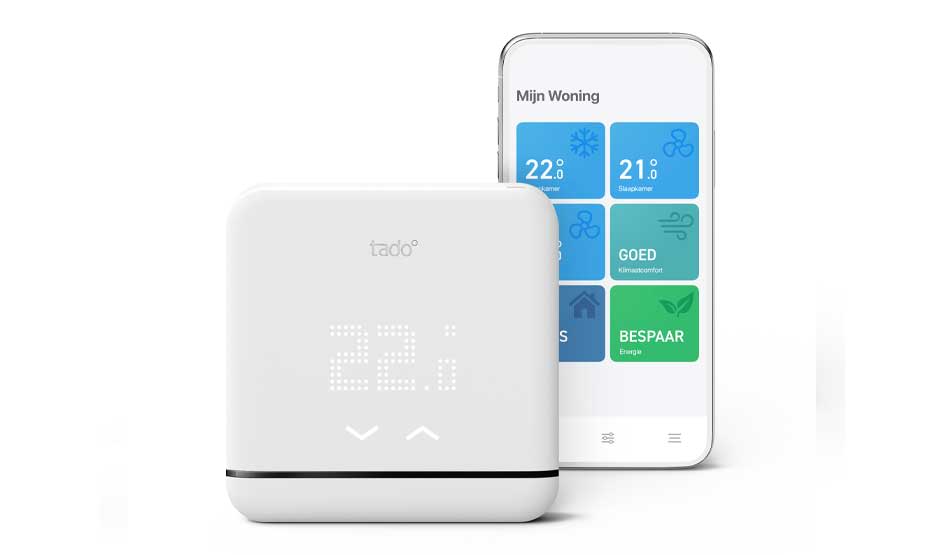 Een witte tado-thermostaat met puntjesdisplay toont 22,0°C, met erachter een smartphone met de app “Mijn Woning” en blauwe tegels.