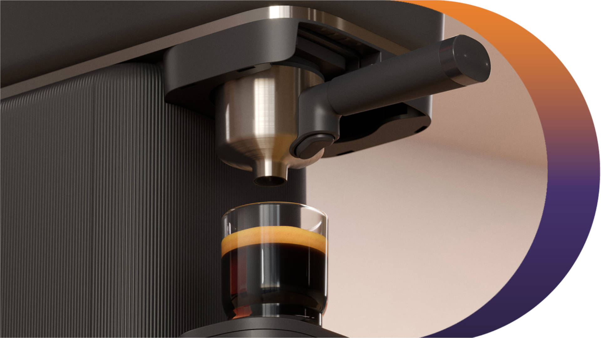 Een close-up van een koffiezetapparaat dat koffie zet in een glazen beker. De machine is zwart en zilver, en de koffie is zwart met een gouden schuimlaag.