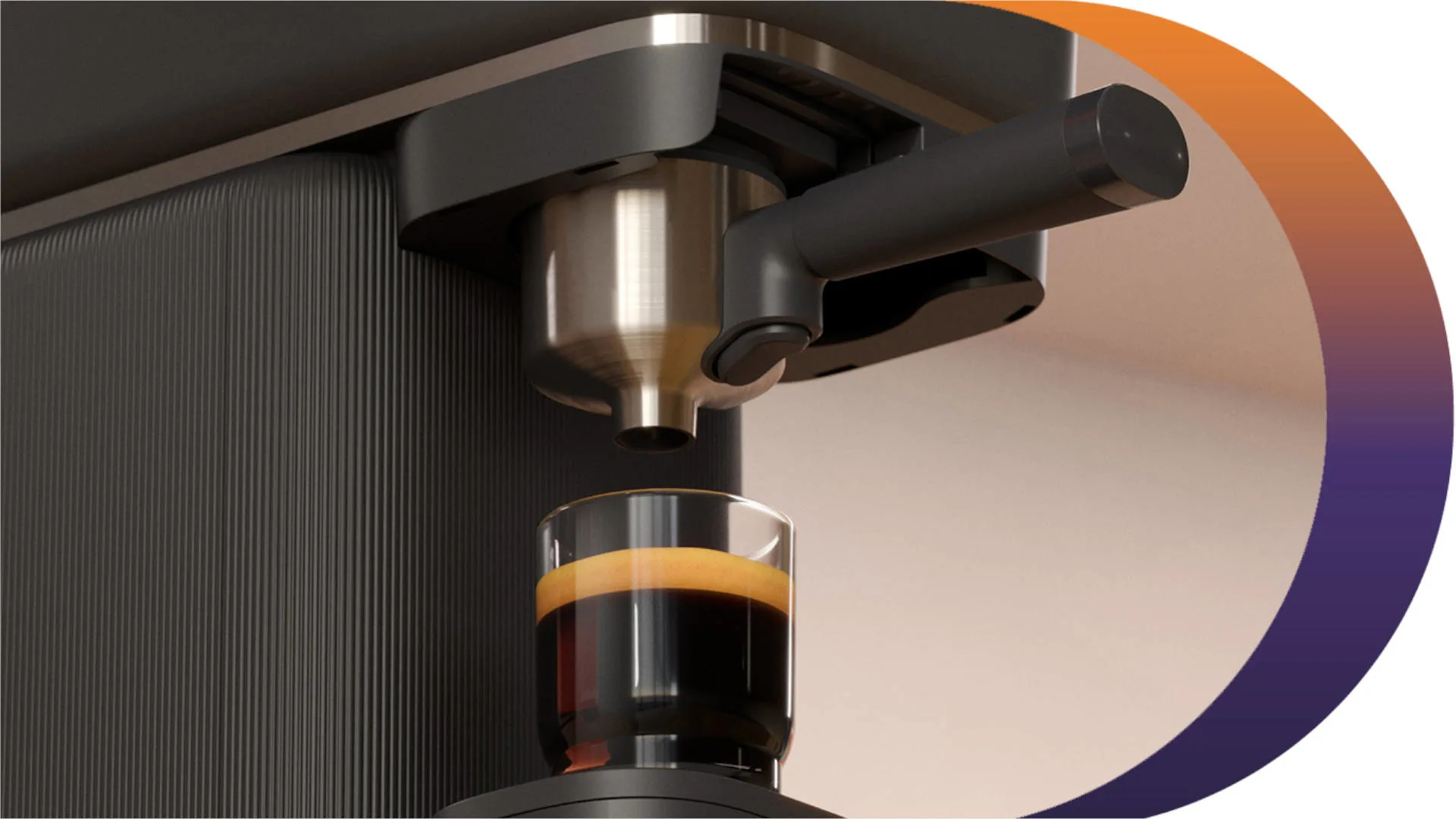 Een close-up van een koffiezetapparaat dat koffie zet in een glazen beker. De machine is zwart en zilver, en de koffie is zwart met een gouden schuimlaag.