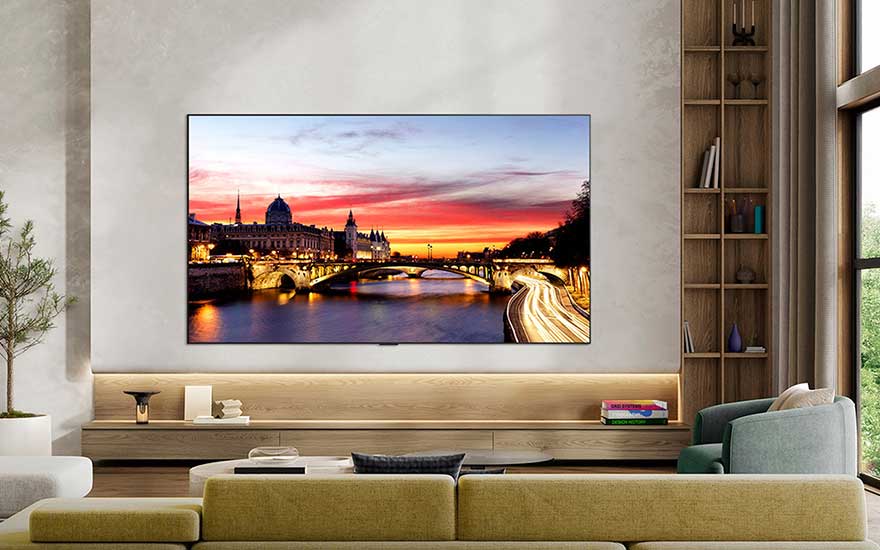 Een moderne woonkamer heeft een grote wand-tv met een stadsgezicht bij zonsondergang, omringd door houten accenten.