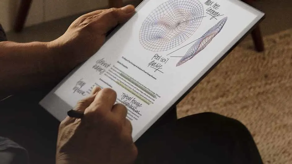 Een persoon houdt een tablet vast met diagrammen en tekst, en schrijft met een stylus op het scherm.