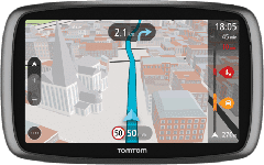 Zwarte TomTom toont kaart met blauwe route, snelheid 50, tijd 18:05, gebouwen en verkeersinformatie.