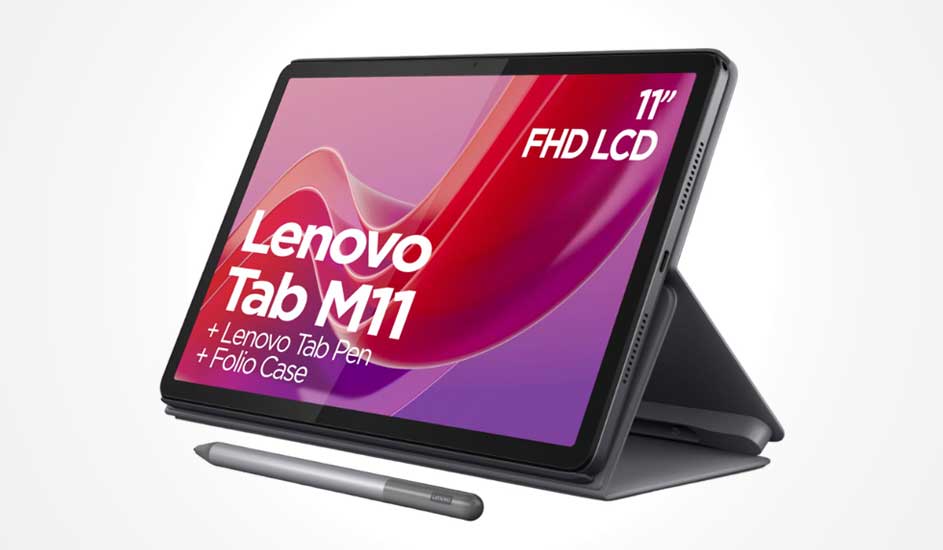 Op de afbeelding zie je een Lenovo Tab M11 tablet in een hoes, met een Lenovo Tab Pen ervoor en groot de naam en specificaties op het scherm.
