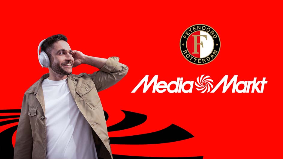 Man met koptelefoon op rood: Feyenoord logo, MediaMarkt tekst, zwarte lijnen.