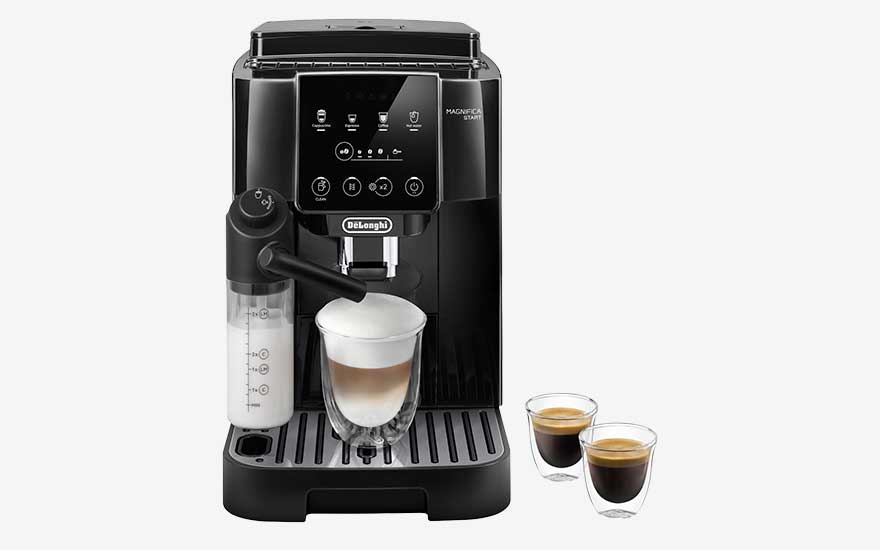 Zwarte DeLonghi koffieautomaat met melkreservoir, een cappuccino in een glas en twee espresso shots in kleine glazen ernaast.