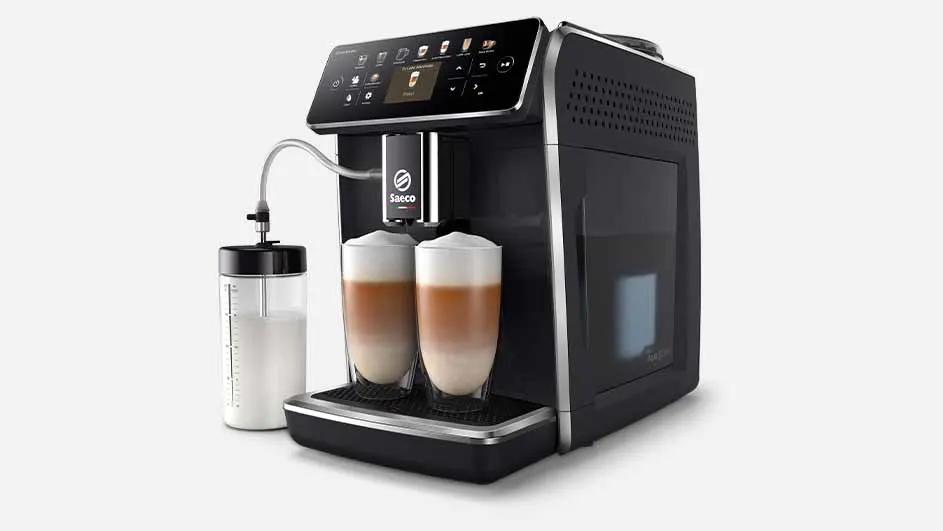 Een zwarte Saeco koffiemachine met een melkreservoir en twee glazen latte macchiato's op een witte achtergrond.