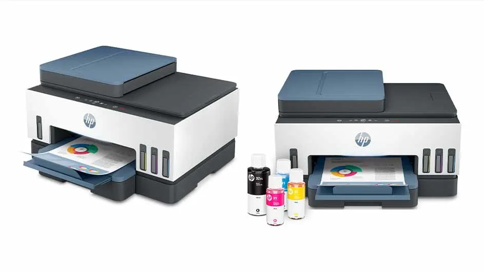 Twee HP Smart Tank-printers, wit met blauwgrijs, met inktflessen in zwart, magenta, geel en cyaan op een witte achtergrond.