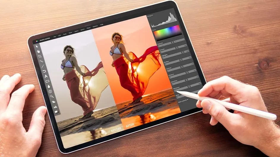 Iemand bewerkt een strandfoto op een Apple iPad met een stylus. Links zie je het origineel, rechts de bewerkte versie met warme kleuren.