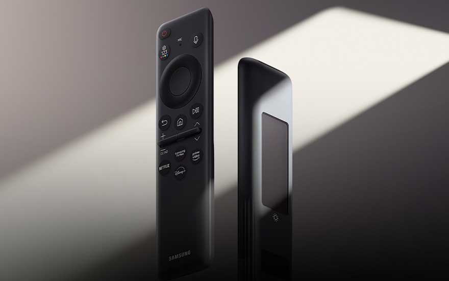 Zwarte Samsung afstandsbediening en streamingapparaat op wit oppervlak met zachte schaduweffecten in het zonlicht.