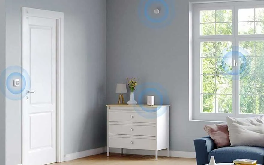 Witte deur met keypad, dressoir met lamp en vaas, blauwe bank bij raam. Beveiligingssysteem met blauwe signalen.