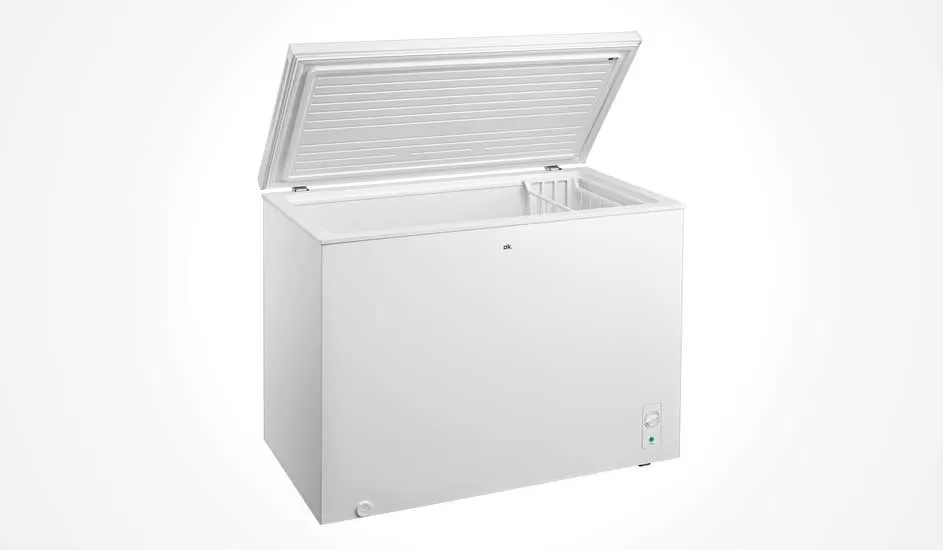 Een ruime, witte vrieskist van OK met een open klep en een handige mand aan de binnenkant voor het overzichtelijk opbergen van producten.