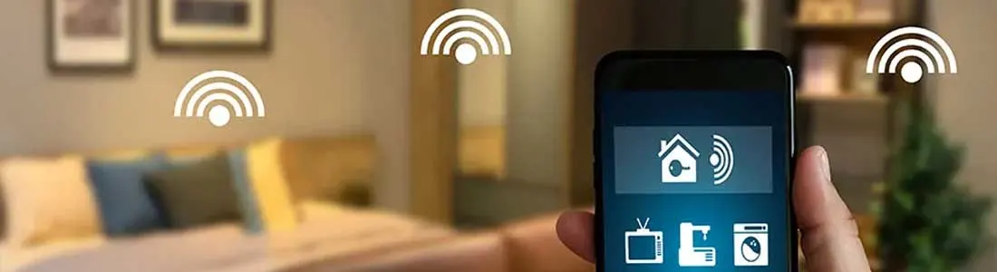 Hand houdt smartphone met smart home app in slaapkamer met bed, kast, plant en wifi symbolen.