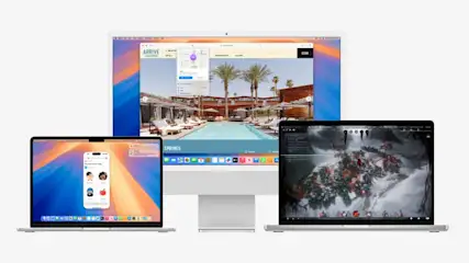 Drie computerschermen staan op een rij tegen een witte achtergrond, met verschillende afbeeldingen op elk scherm.